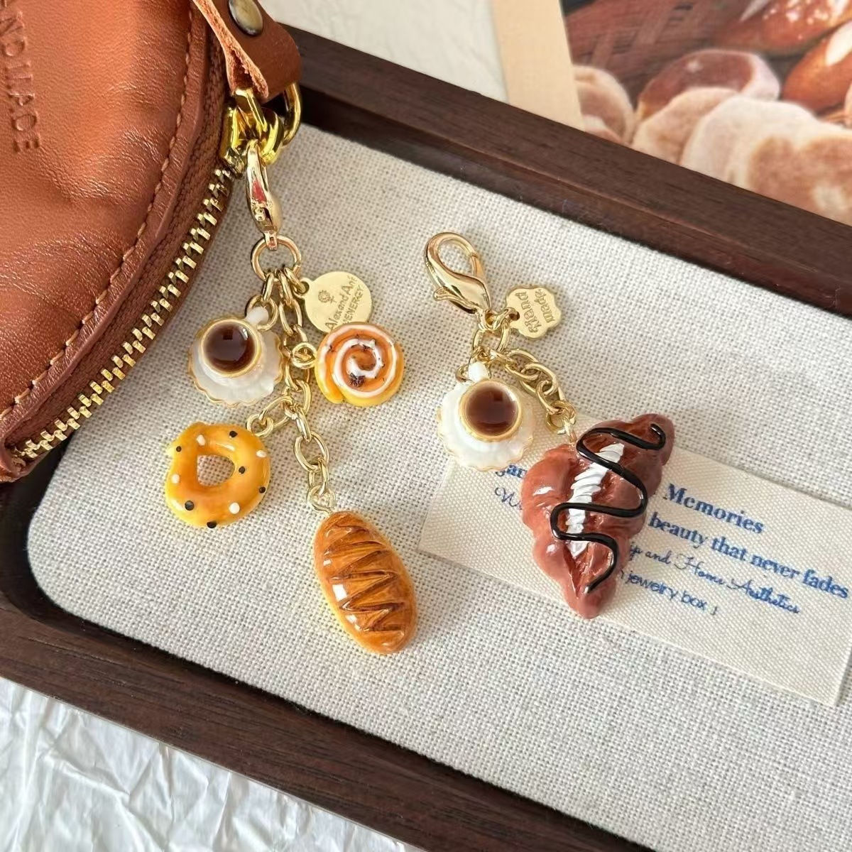 Food Zinc - Croissant en koffie design hars sleutelhanger